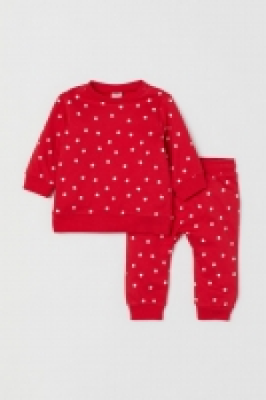  Sweatshirt and trousers 8.00 €