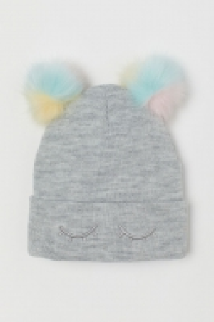 Hat with pompoms 5.00 €