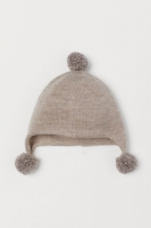  Wool hat with pompoms 10.00 €