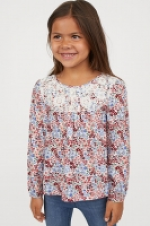  Blouse with a lace yoke 9.00 €