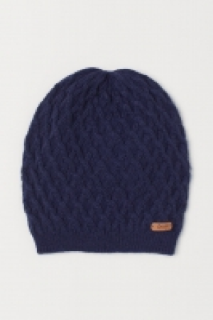  Cable-knit hat 4.00 €