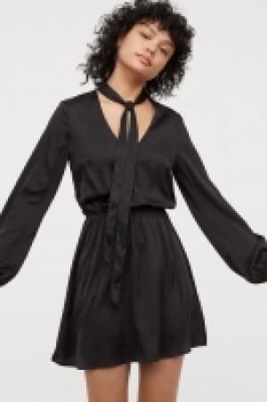  Dress with ties 17.99 €