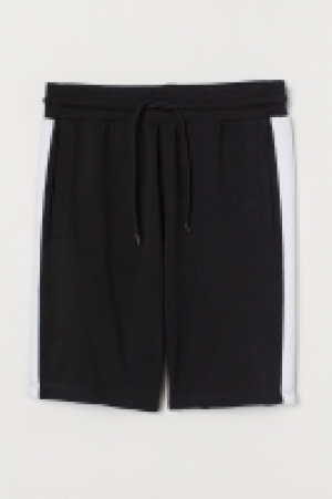  Side-stripe sweatshirt shorts 6.99 €