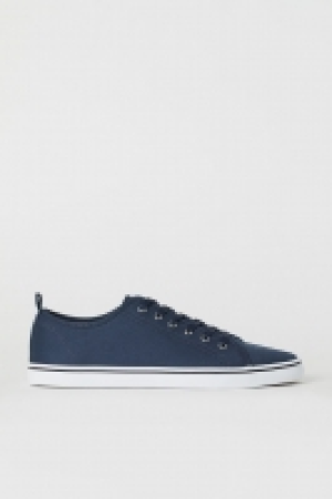  Canvas trainers 11.00 €