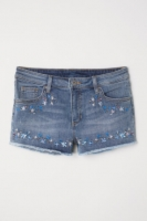  Embroidered denim shorts 13.00 €