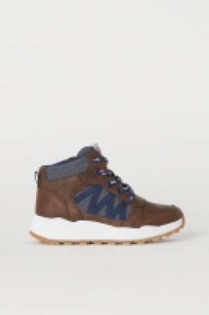  Hi-top trainers 17.00 €
