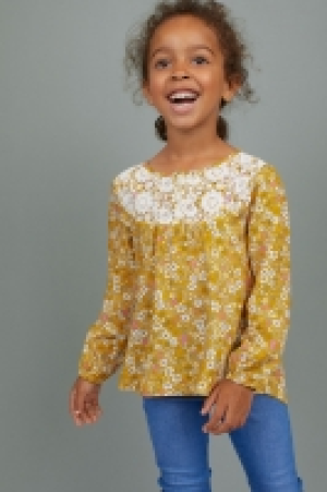  Blouse with a lace yoke 7.00 €