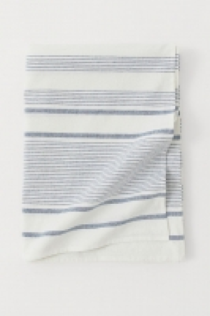 HM   Linen-blend tablecloth