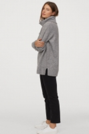  Knitted polo-neck jumper 25.00 €
