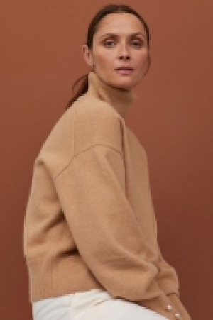  Knitted polo-neck jumper 18.00 €
