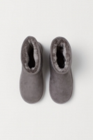  Warm-lined boots 9.00 €