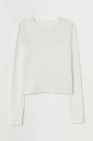  Top with a lace yoke 9.00 €