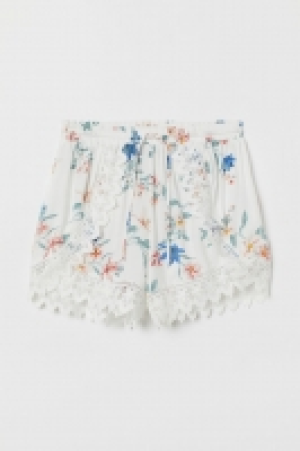  Lace-trimmed shorts 10.00 €