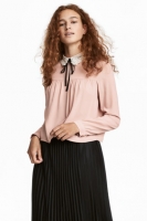 HM   Blouse with a lace collar
