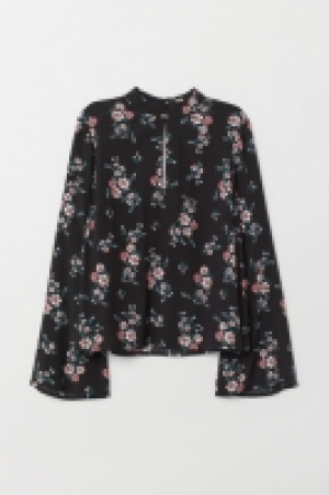  Trumpet-sleeved blouse 10.00 €