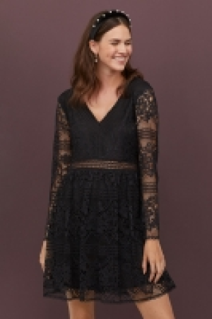  Lace V-neck dress 39.99 €