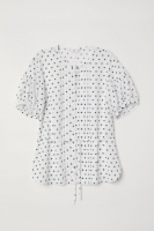  Puff-sleeved blouse 17.99 €