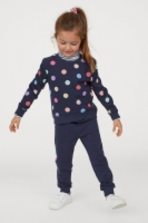  Sweatshirt and trousers 13.00 €