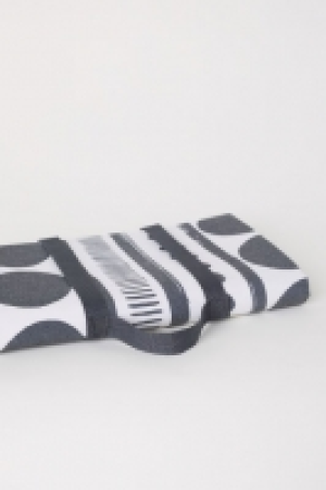  Patterned picnic blanket 9.99 €