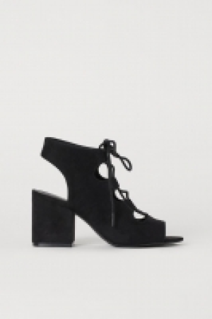 Sandals with lacing 13.00 €