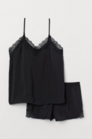  Pyjama strappy top and shorts 10.00 €