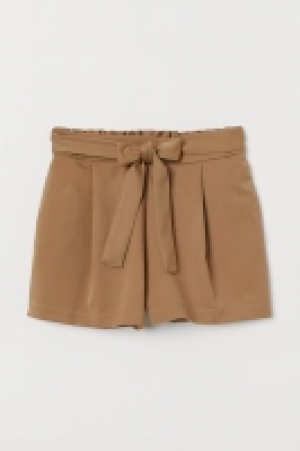  Shorts with a tie belt 8.00 €