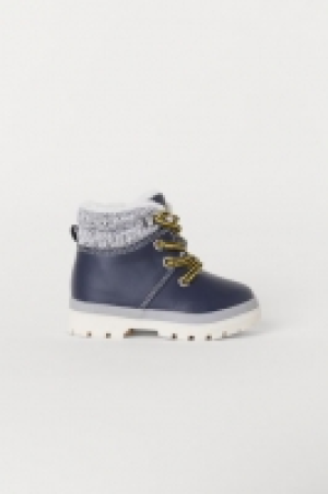  Pile-lined boots 19.00 €
