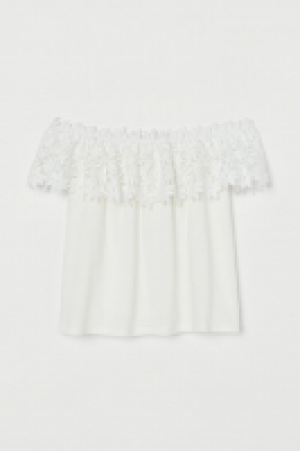  Off-the-shoulder top with lace 9.00 €