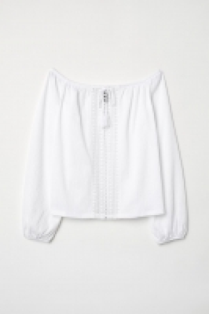  Off-the-shoulder top with lace 13.00 €