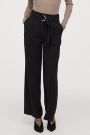 HM   Trousers with a belt