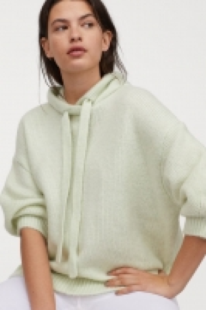  Knitted hooded jumper 15.00 €
