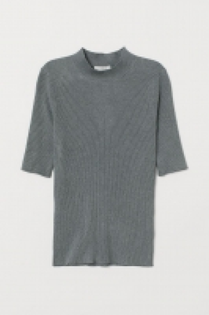  Knitted turtleneck jumper 8.00 €