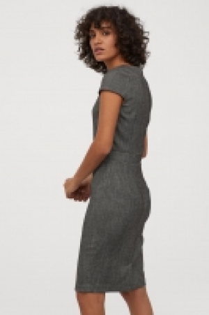  Cap-sleeved dress 18.00 €