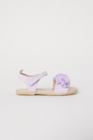  Appliquéd sandals 7.00 €