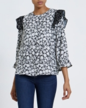 Ruffle Blouse 4.00 €