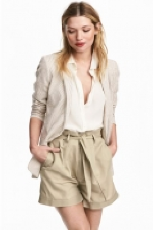  Shorts with a tie belt 17.99 €