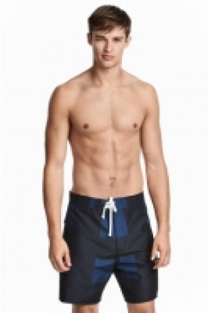 HM   Knee-length swim shorts