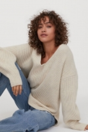 V-neck wool-blend jumper 35.00 €