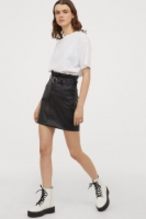 Short imitation leather skirt 15.00 €