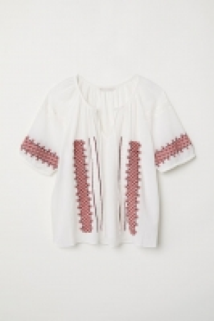 Embroidered blouse 17.99 €
