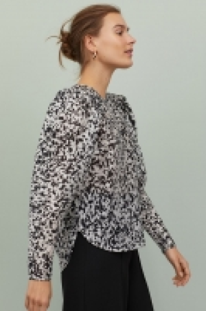 Puff-sleeved blouse 18.00 €