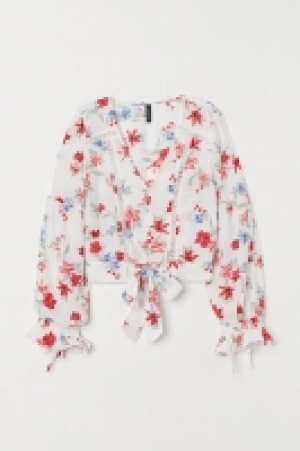 V-neck buttoned blouse 15.00 €