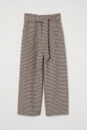 Wide trousers with a tie belt 17.99 €
