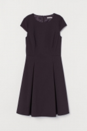 Cap-sleeved dress 17.99 €
