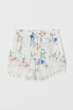 Lace-trimmed shorts 10.00 €