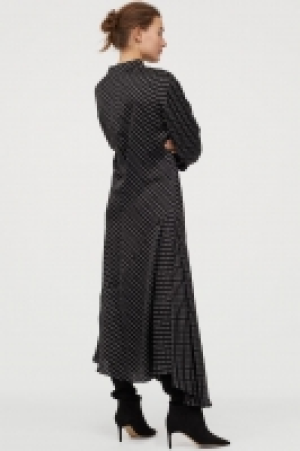 Dress with a draped collar 25.00 €