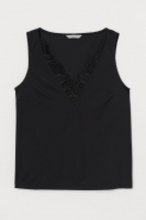 V-neck top with lace 10.00 €