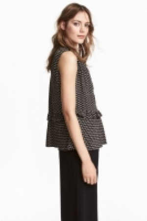 Sleeveless frilled blouse 7.99 €