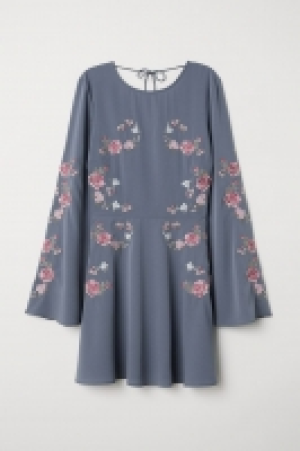 Embroidered dress 20.00 €