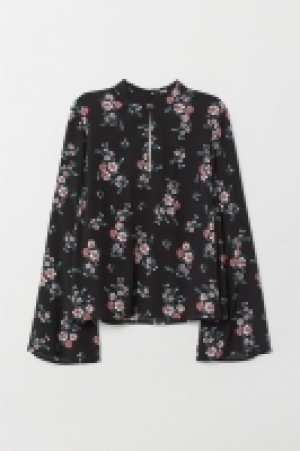 Trumpet-sleeved blouse 10.00 €